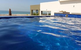 Maison de plage avec piscine et vue sur mer